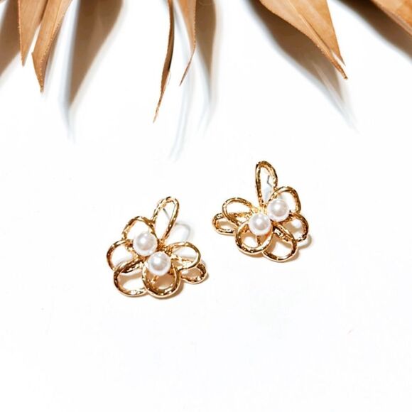 Anthropologie Jewelry - pearl stud earrings H147